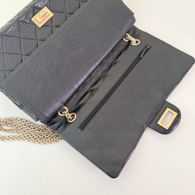 香奈兒 / Chanel 2.55 肩背包 大號 黑金牛皮 尺寸: 20×31.5×10 cm 年份:2010 年 13 開-12