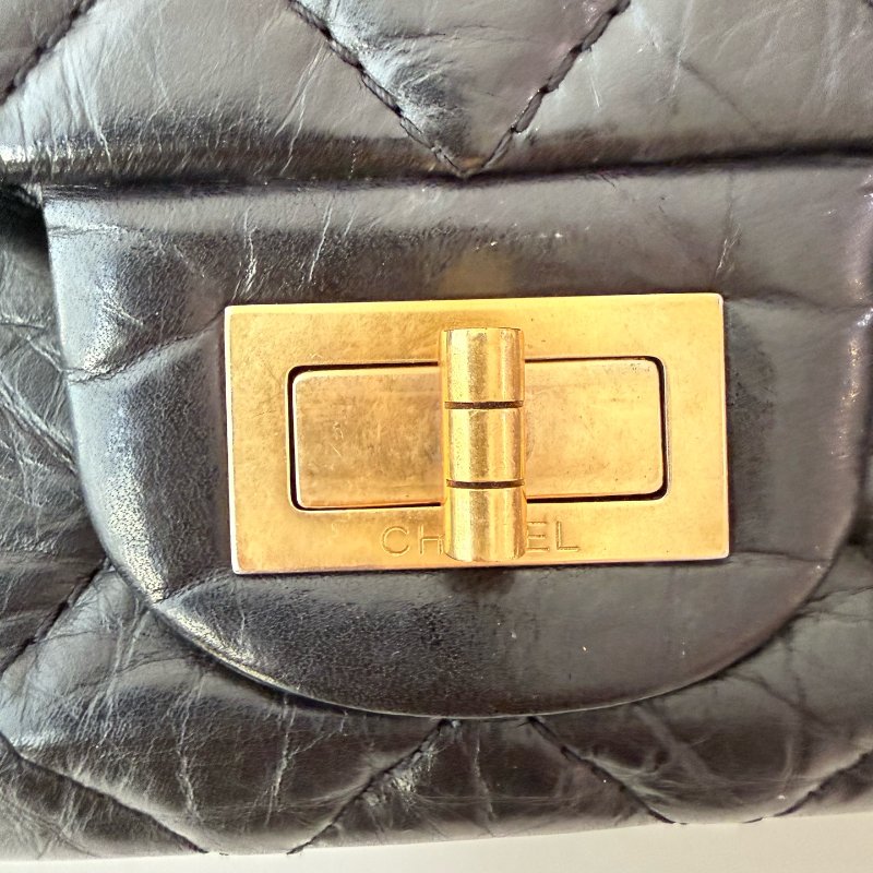 香奈兒 / Chanel 2.55 肩背包 大號 黑金牛皮 尺寸: 20×31.5×10 cm 年份:2010 年 13 開-13