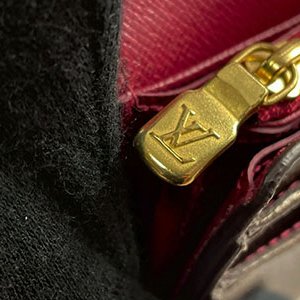 *奢華大道國際精品*【L3359】LV原花/紫紅色內裡 SARAH 信封長夾 M62234-9
