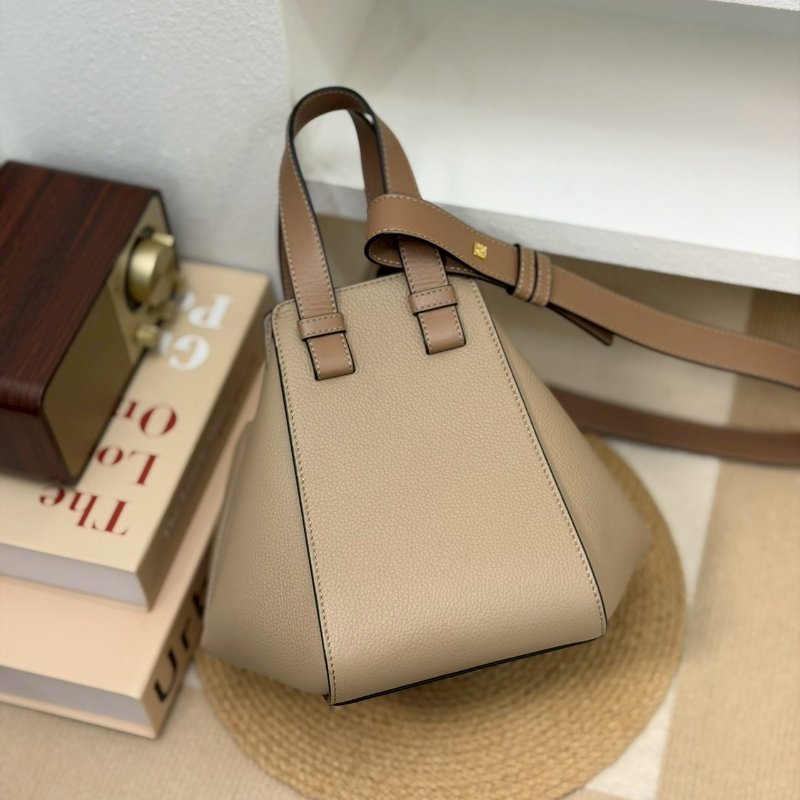 🏷Loewe 羅意威．Hammock Compact 吊床包-1