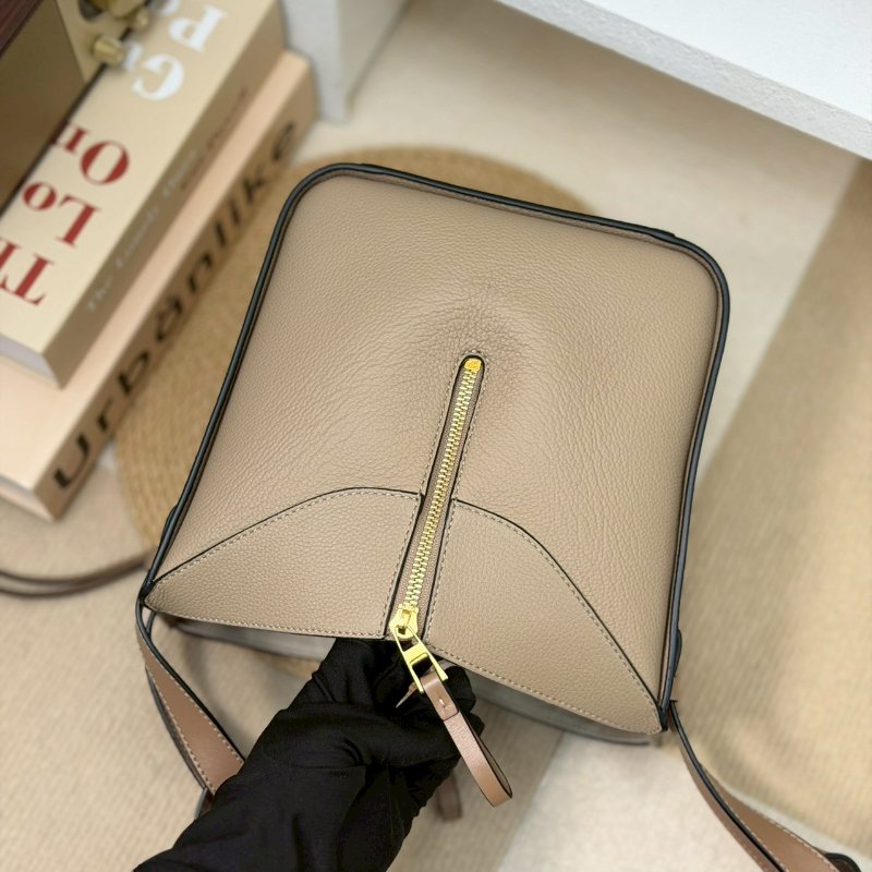 🏷Loewe 羅意威．Hammock Compact 吊床包-2