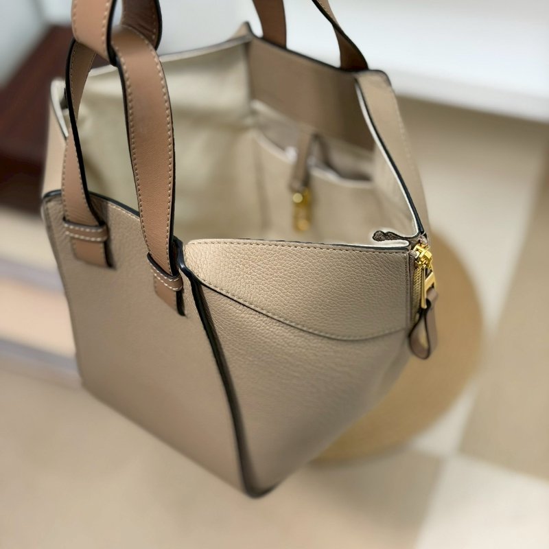 🏷Loewe 羅意威．Hammock Compact 吊床包-11