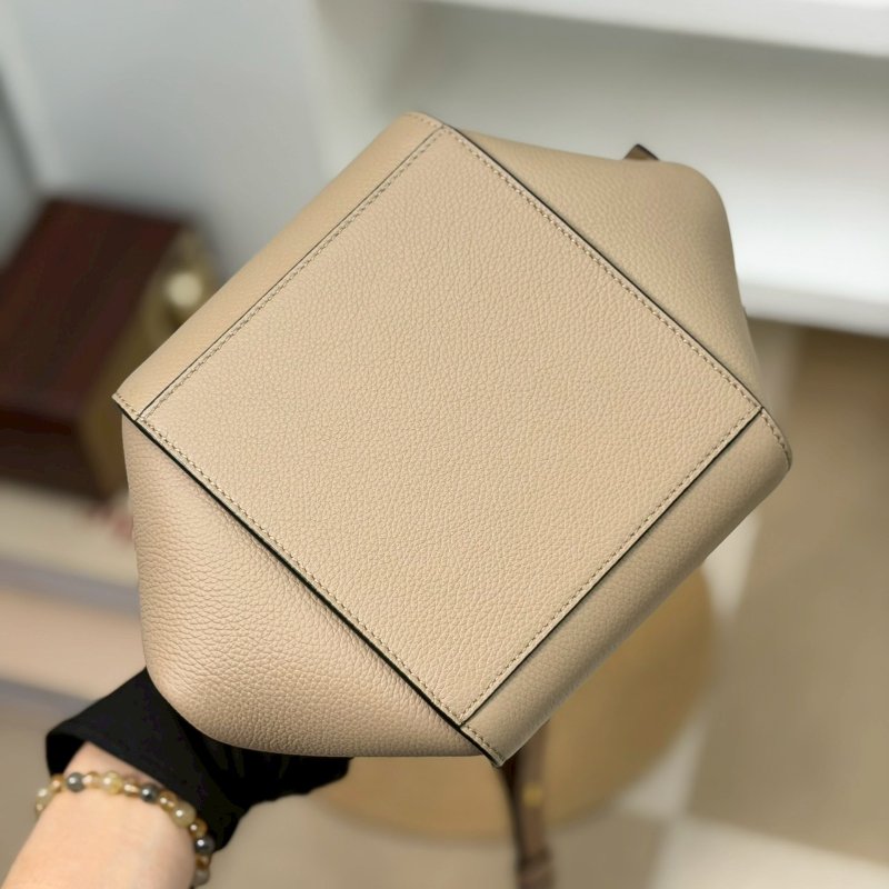 🏷Loewe 羅意威．Hammock Compact 吊床包-12