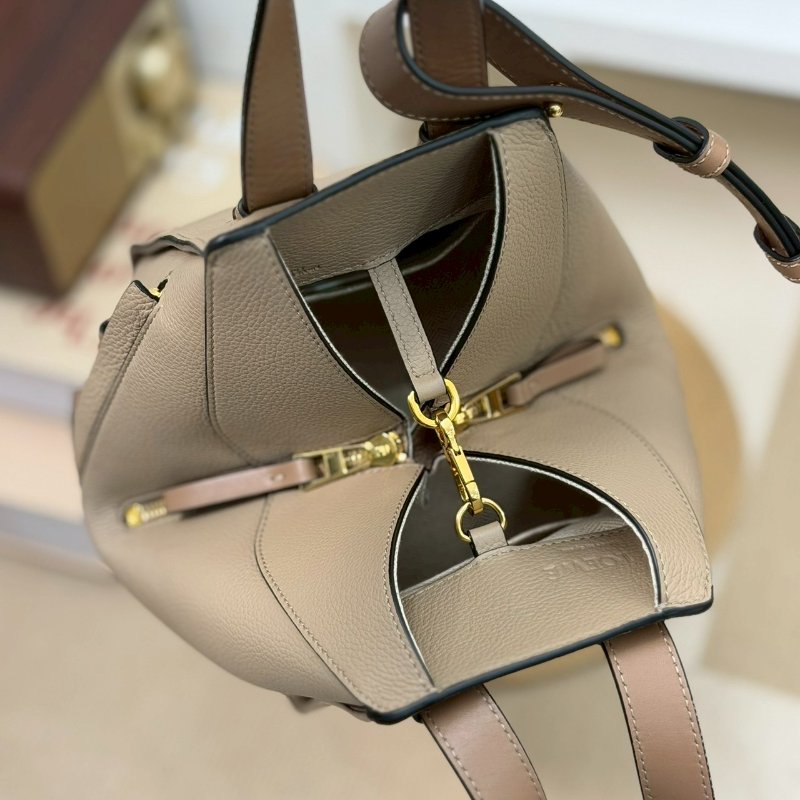 🏷Loewe 羅意威．Hammock Compact 吊床包-13