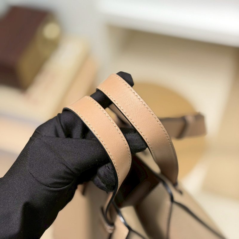 🏷Loewe 羅意威．Hammock Compact 吊床包-15