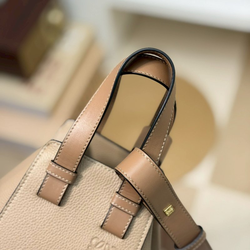 🏷Loewe 羅意威．Hammock Compact 吊床包-16