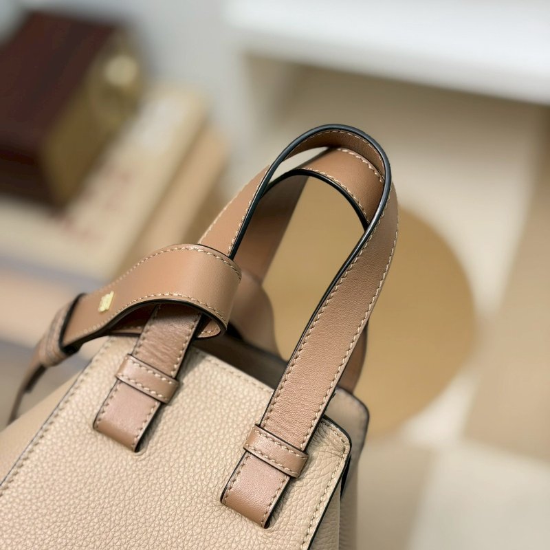 🏷Loewe 羅意威．Hammock Compact 吊床包-17