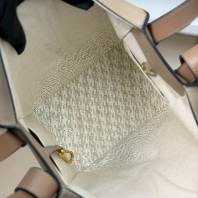 🏷Loewe 羅意威．Hammock Compact 吊床包-19