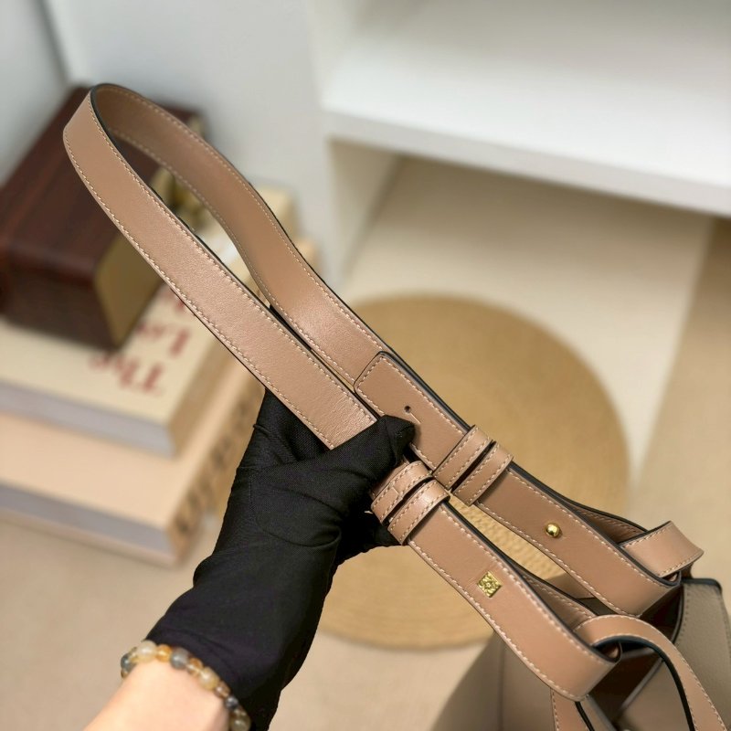 🏷Loewe 羅意威．Hammock Compact 吊床包-22