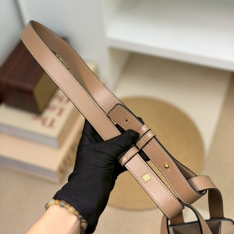 🏷Loewe 羅意威．Hammock Compact 吊床包-23