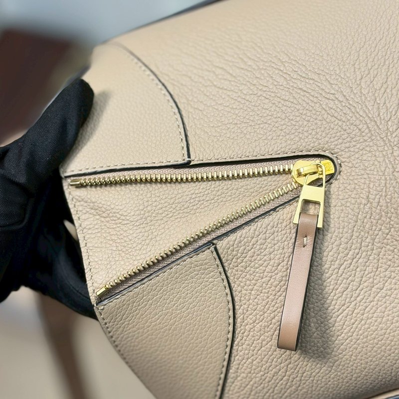 🏷Loewe 羅意威．Hammock Compact 吊床包-24