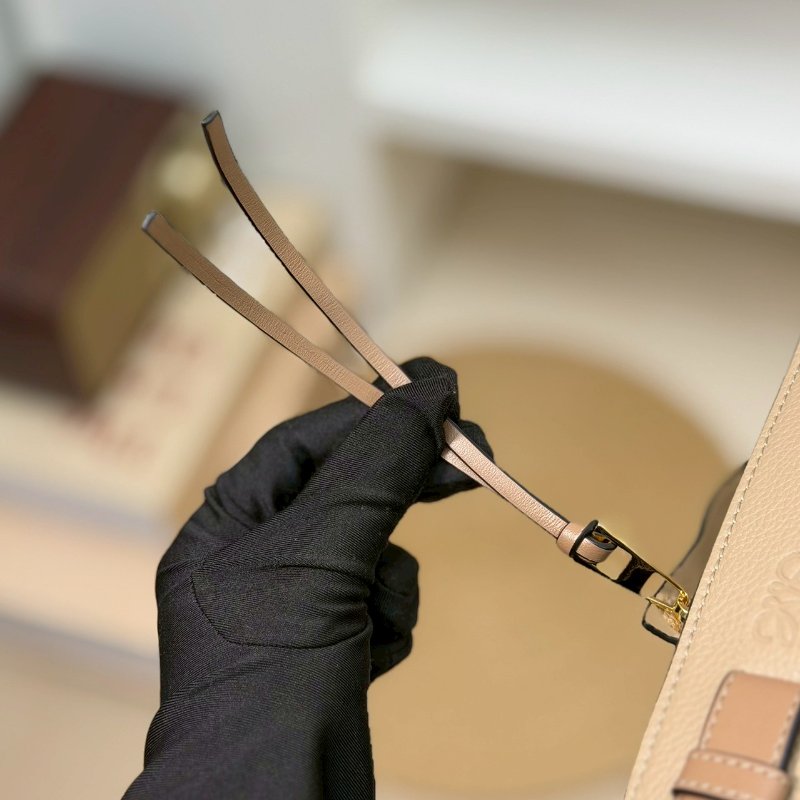 🏷Loewe 羅意威．Hammock Compact 吊床包-26