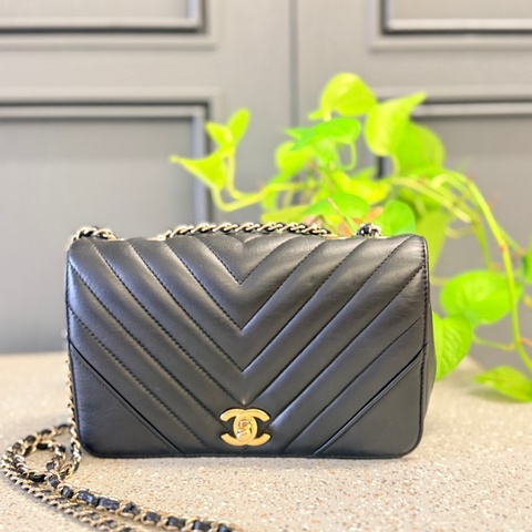 精緻刻愛價錢合理，可放大手機，短夾,有保卡有袋子