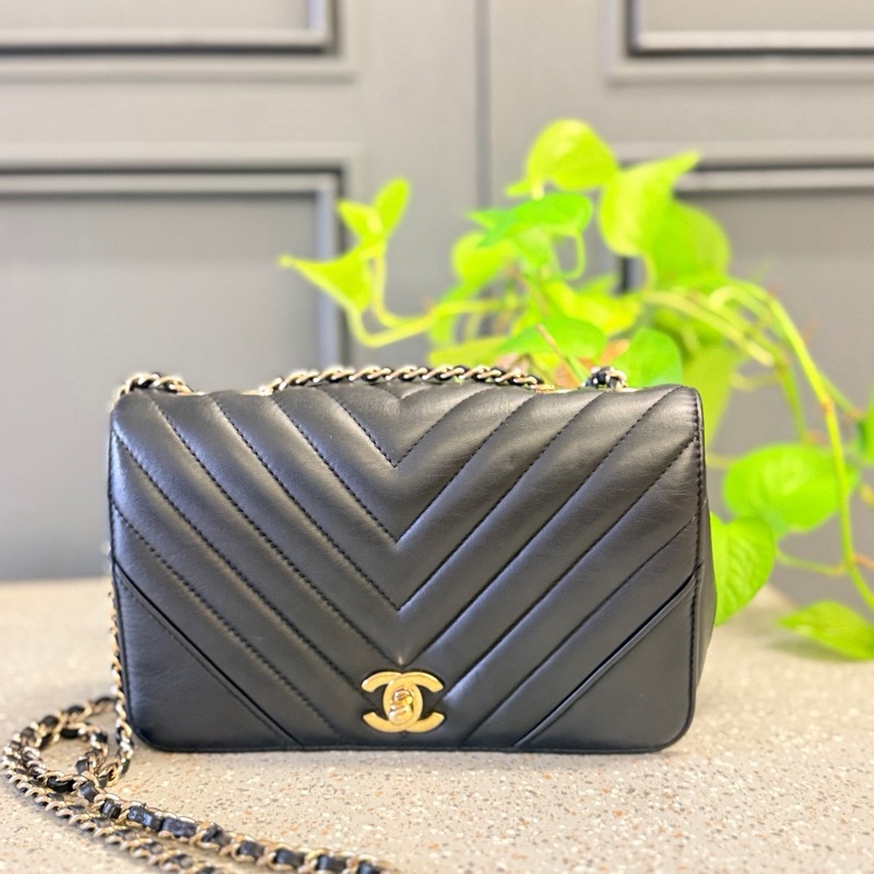 精緻刻愛價錢合理,可放大手機,短夾,有保卡有袋子-6