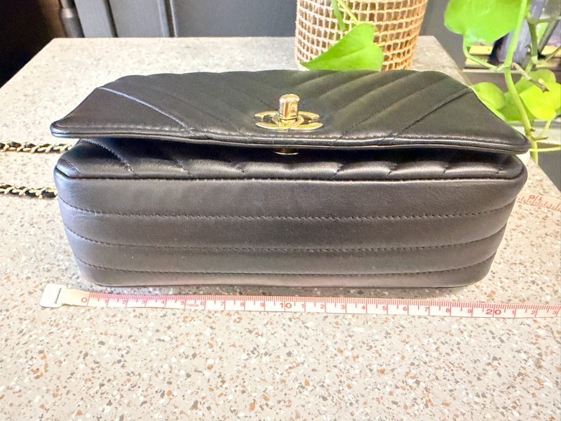 精緻刻愛價錢合理,可放大手機,短夾,有保卡有袋子-9