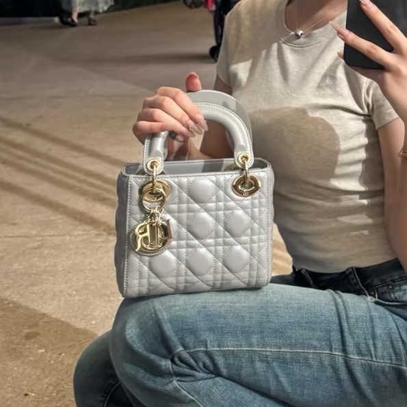 仙氣天花板💎99新🆕Dior迪奧珠光灰金扣三格戴妃包手提包-0