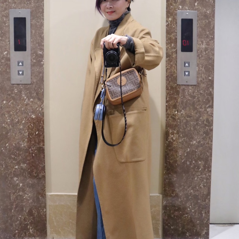 Fendi 焦糖拼老花相機包 18*12*6 98新配件塵袋-0