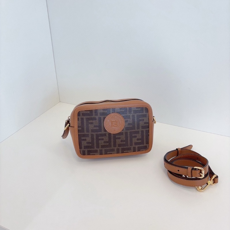 Fendi 焦糖拼老花相機包 18*12*6 98新配件塵袋-1