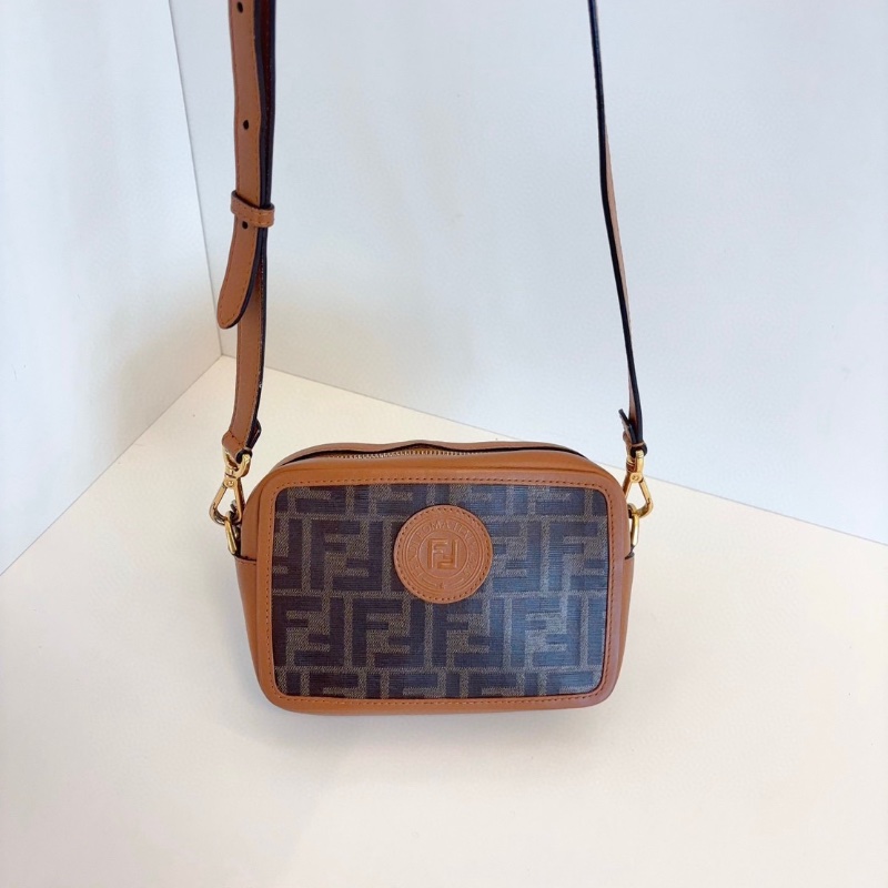 Fendi 焦糖拼老花相機包 18*12*6 98新配件塵袋-8