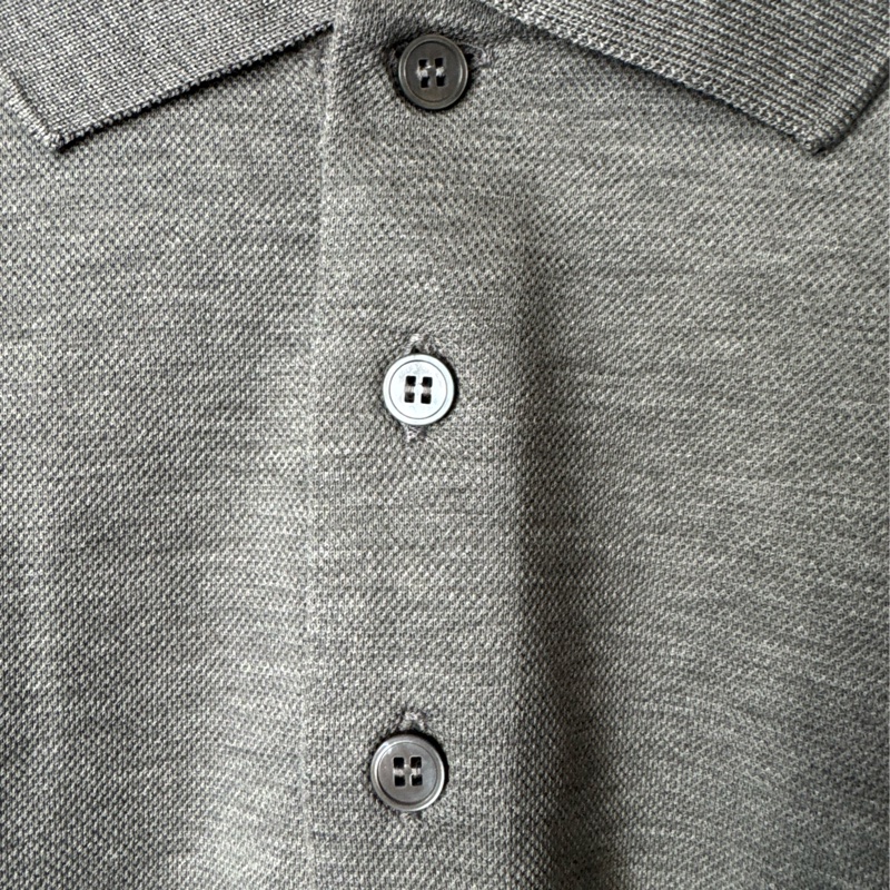 LV灰色前刺繡logo polo衫-7