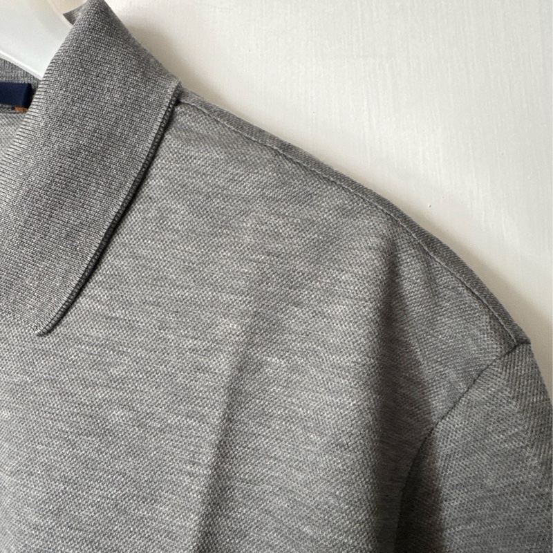 LV灰色前刺繡logo polo衫-8