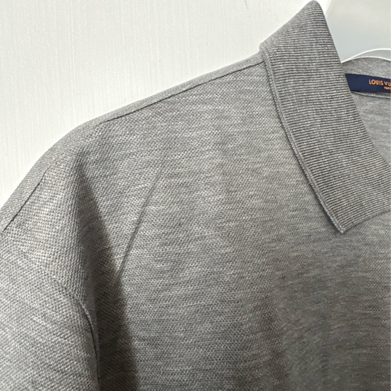 LV灰色前刺繡logo polo衫-9
