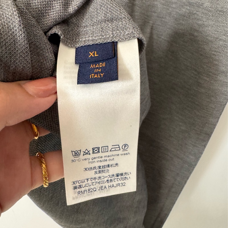 LV灰色前刺繡logo polo衫-11