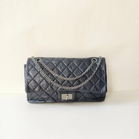 香奈兒 / Chanel 2.55 肩背包 黑銀牛皮 尺寸: 20×31.5×10 cm 年份：2011 年 14 開 97 新 釦子有裂