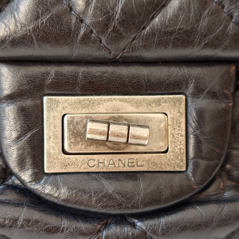 香奈兒 / Chanel 2.55 肩背包 黑銀牛皮 尺寸: 20×31.5×10 cm 年份:2011 年 14 開 97 新 釦子有裂-10