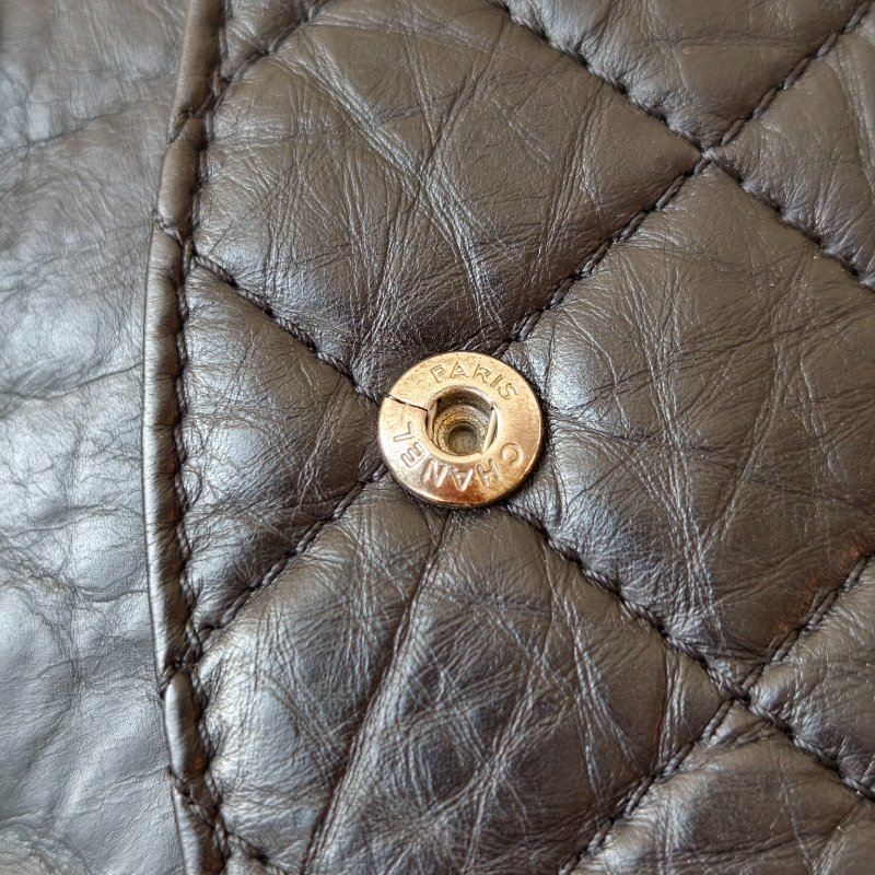 香奈兒 / Chanel 2.55 肩背包 黑銀牛皮 尺寸: 20×31.5×10 cm 年份:2011 年 14 開 97 新 釦子有裂-24