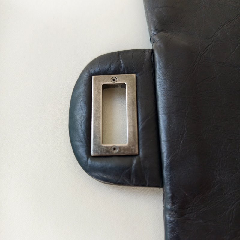 香奈兒 / Chanel 2.55 肩背包 黑銀牛皮 尺寸: 20×31.5×10 cm 年份:2011 年 14 開 97 新 釦子有裂-29