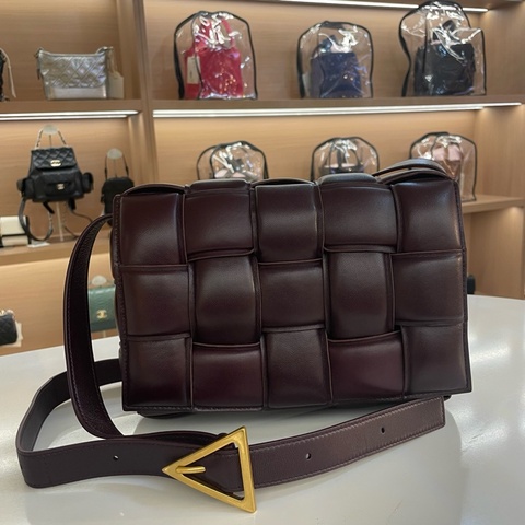 Bottega Veneta BV 葆蝶家 cassette 膨胀枕头包 深紫紅色色最火的颜色  尺寸 26*17*7cm