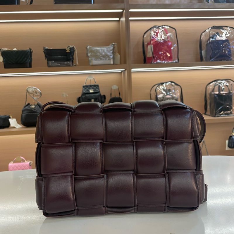 Bottega Veneta BV 葆蝶家 cassette 膨胀枕头包 深紫紅色色最火的颜色  尺寸 26*17*7cm-1