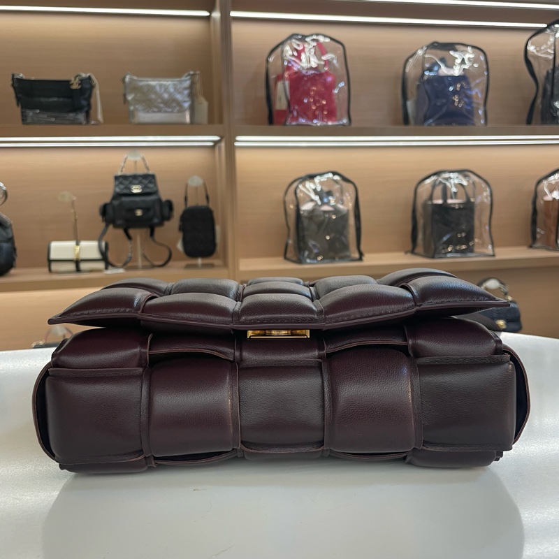 Bottega Veneta BV 葆蝶家 cassette 膨胀枕头包 深紫紅色色最火的颜色  尺寸 26*17*7cm-4