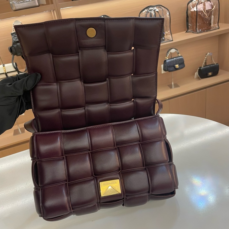 Bottega Veneta BV 葆蝶家 cassette 膨胀枕头包 深紫紅色色最火的颜色  尺寸 26*17*7cm-7