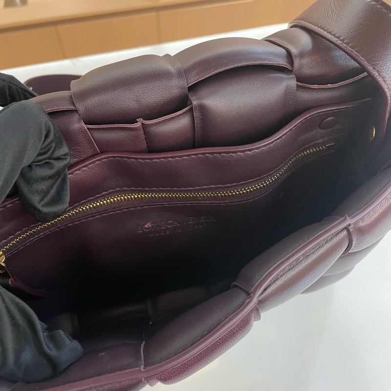 Bottega Veneta BV 葆蝶家 cassette 膨胀枕头包 深紫紅色色最火的颜色  尺寸 26*17*7cm-8
