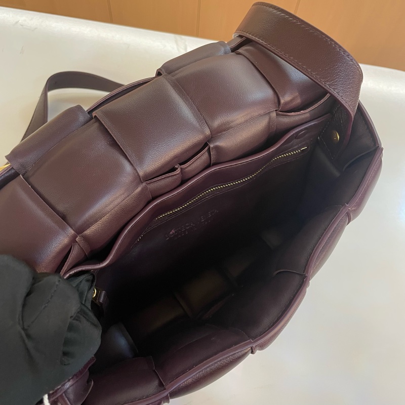 Bottega Veneta BV 葆蝶家 cassette 膨胀枕头包 深紫紅色色最火的颜色  尺寸 26*17*7cm-9