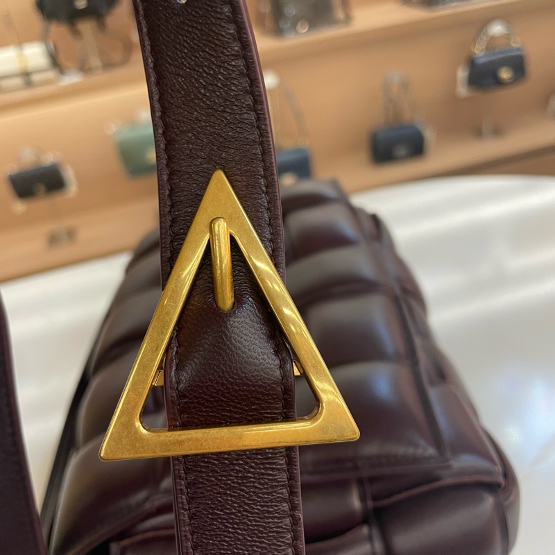 Bottega Veneta BV 葆蝶家 cassette 膨胀枕头包 深紫紅色色最火的颜色  尺寸 26*17*7cm-10