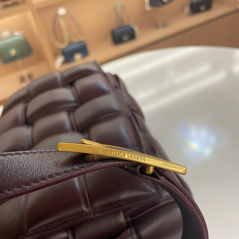 Bottega Veneta BV 葆蝶家 cassette 膨胀枕头包 深紫紅色色最火的颜色  尺寸 26*17*7cm-11