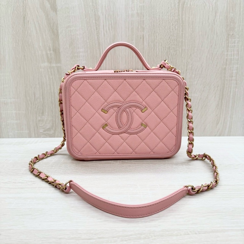 CHANEL粉色荔枝皮金釦大雙C LOGO VANITY CASE化妝箱包A93343-1