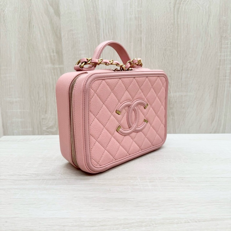 CHANEL粉色荔枝皮金釦大雙C LOGO VANITY CASE化妝箱包A93343-2