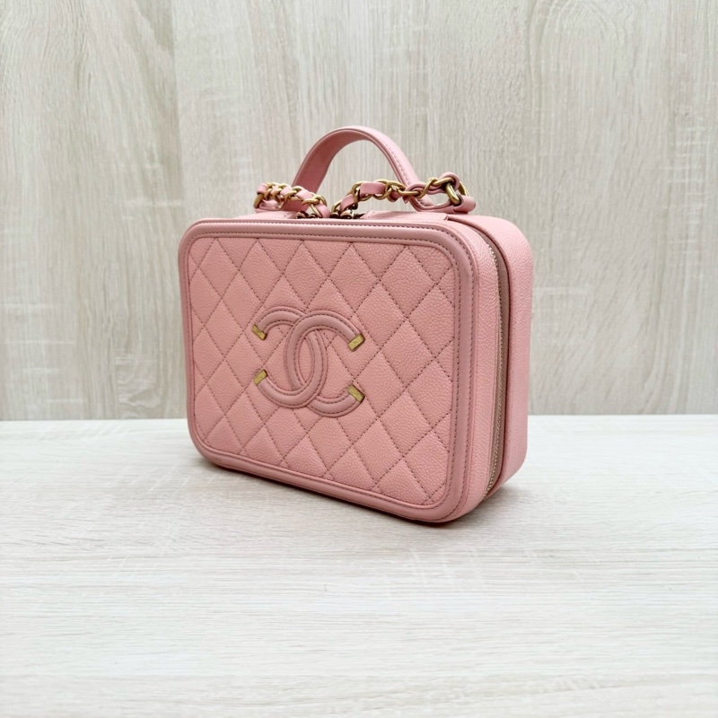 CHANEL粉色荔枝皮金釦大雙C LOGO VANITY CASE化妝箱包A93343-4