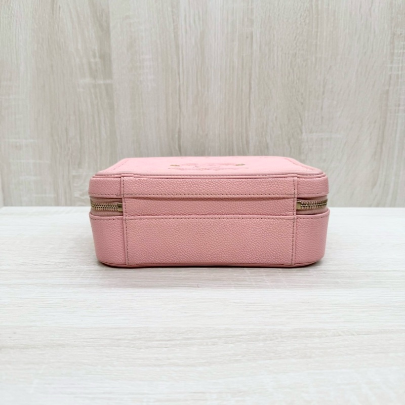 CHANEL粉色荔枝皮金釦大雙C LOGO VANITY CASE化妝箱包A93343-5