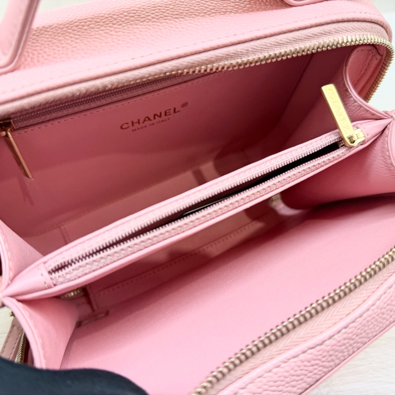 CHANEL粉色荔枝皮金釦大雙C LOGO VANITY CASE化妝箱包A93343-6