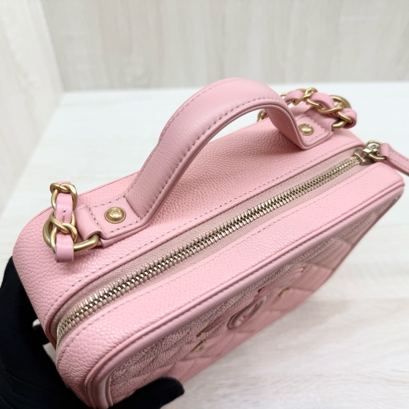 CHANEL粉色荔枝皮金釦大雙C LOGO VANITY CASE化妝箱包A93343-11
