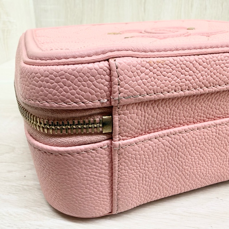 CHANEL粉色荔枝皮金釦大雙C LOGO VANITY CASE化妝箱包A93343-15