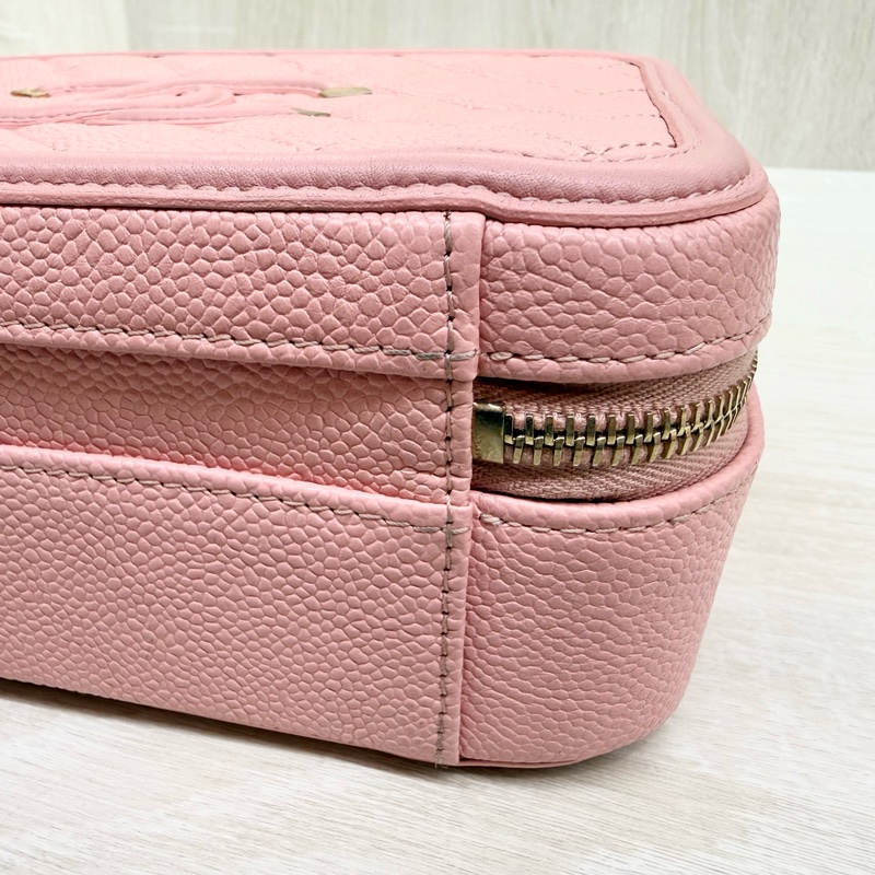 CHANEL粉色荔枝皮金釦大雙C LOGO VANITY CASE化妝箱包A93343-16