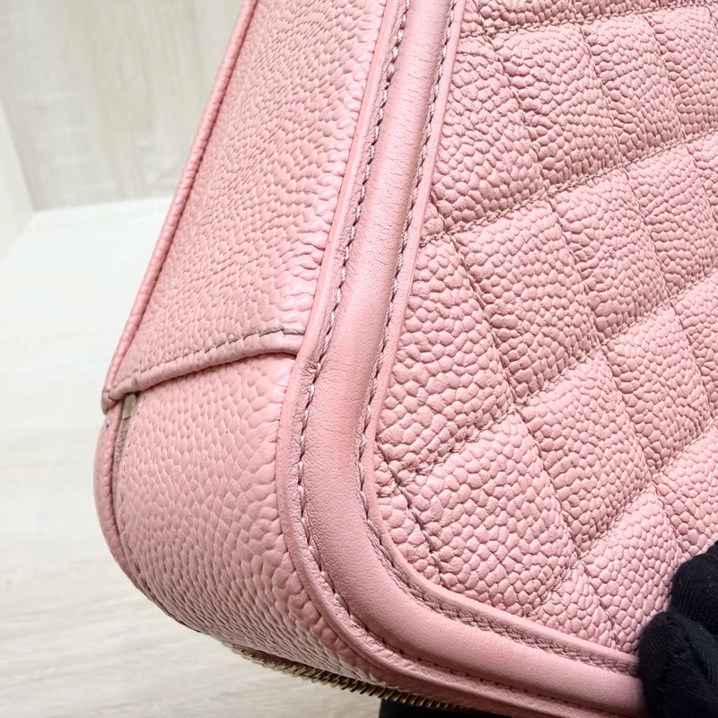 CHANEL粉色荔枝皮金釦大雙C LOGO VANITY CASE化妝箱包A93343-17