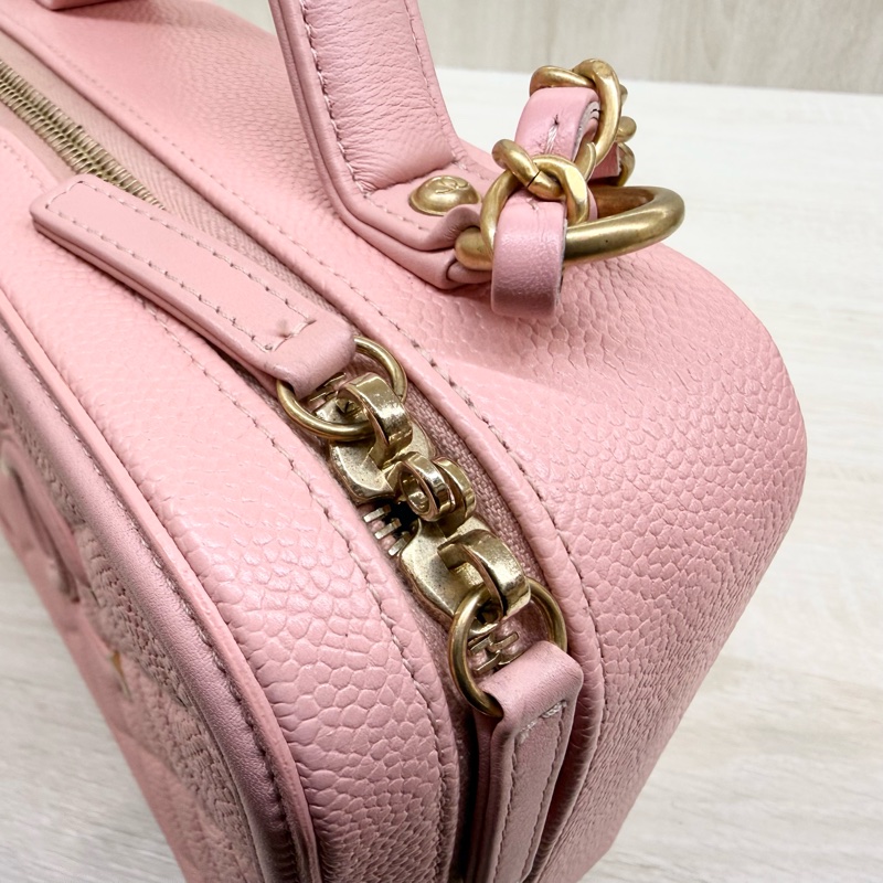 CHANEL粉色荔枝皮金釦大雙C LOGO VANITY CASE化妝箱包A93343-18
