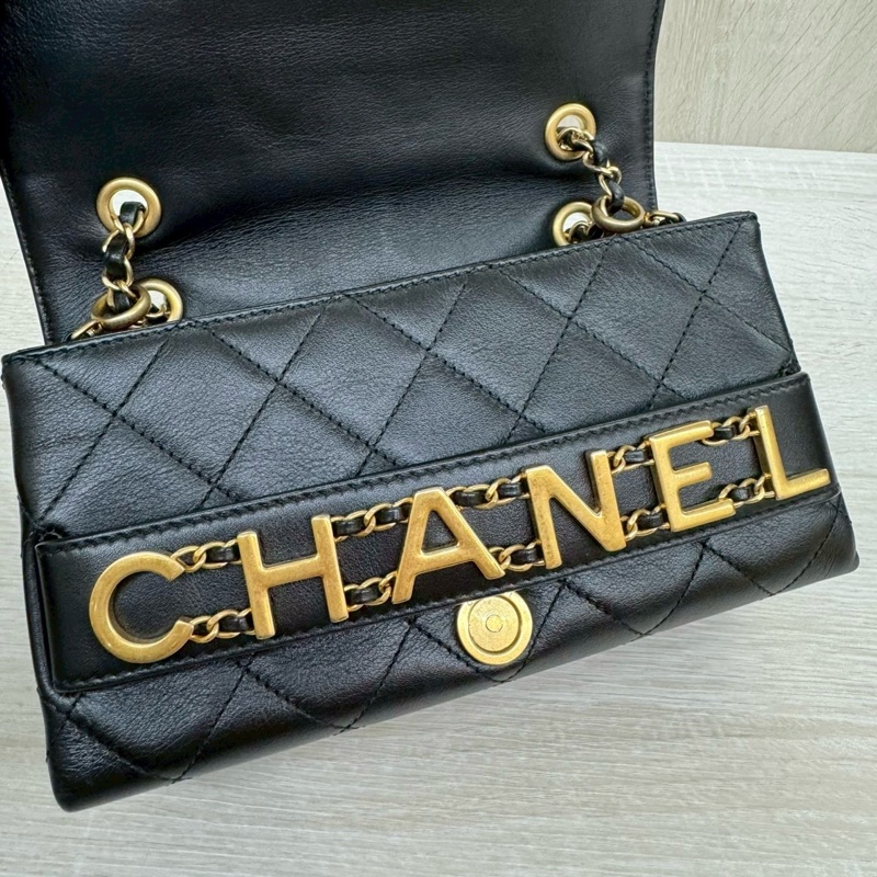 CHANEL黑色牛皮字母LOGO金釦側背包/AS1490-9